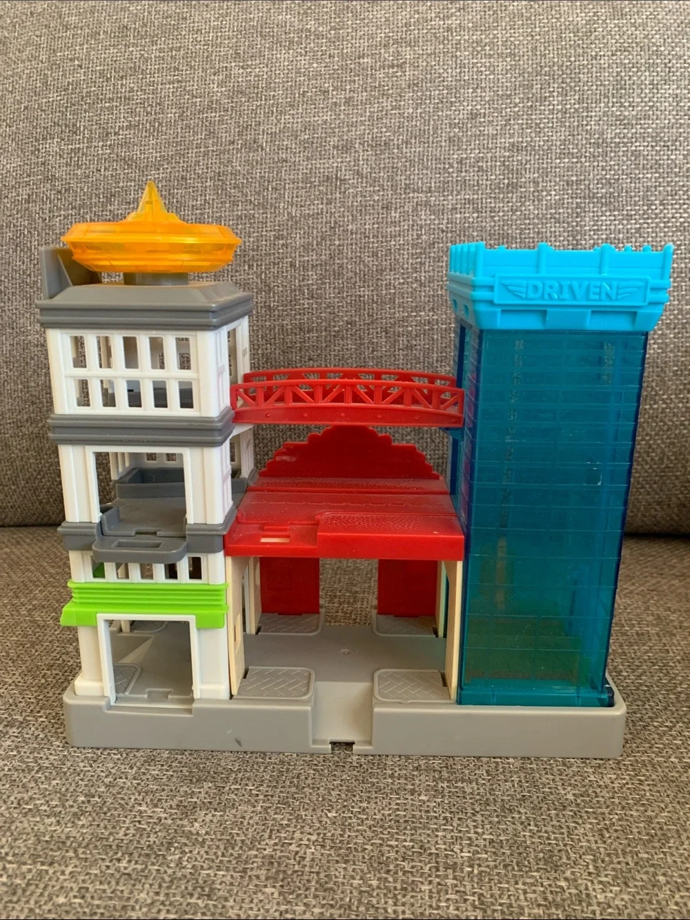 Driven Battat Pocket Series Big City Cruisin Cinema Cafe City Center Playset